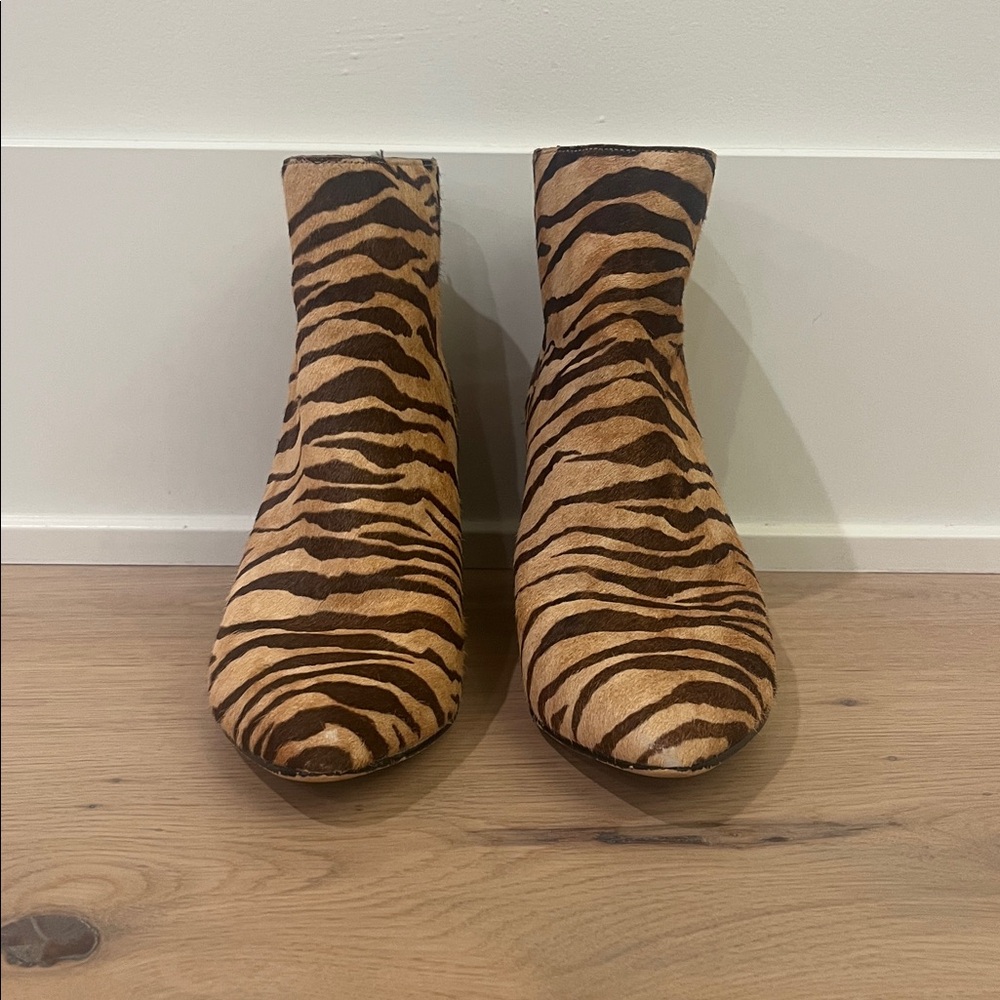 DOLCE VITA ANIMAL PRINT BOOTIES 7.5